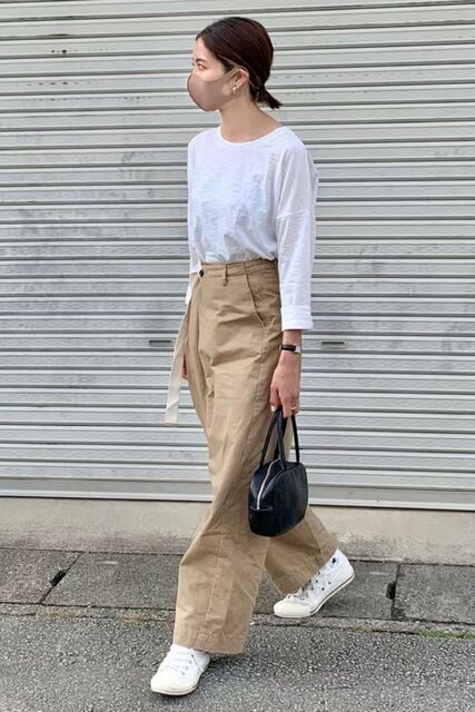 チノパンの女性