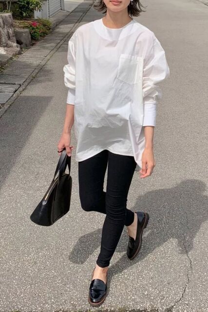 白シャツの女性