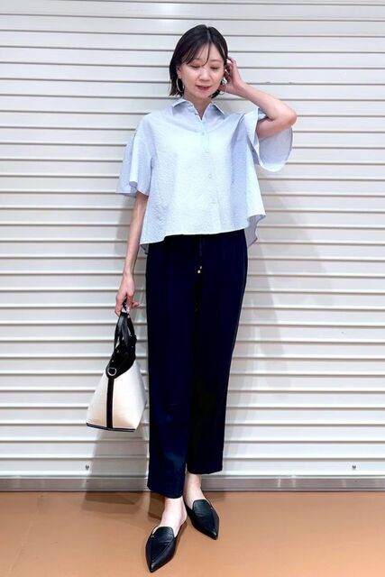 水色シャツの女性