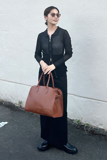 黒のタイトスカートの女性