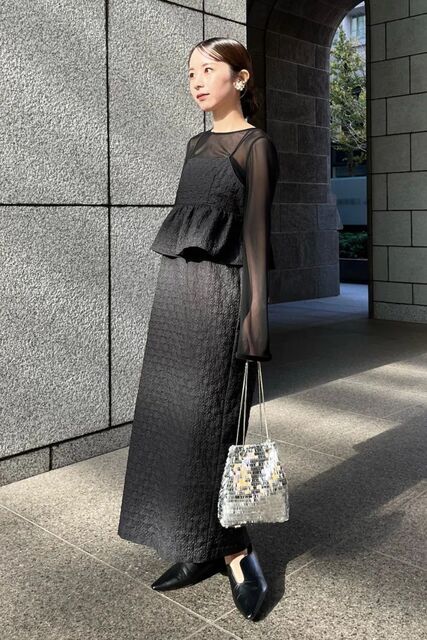 黒のドレスの女性
