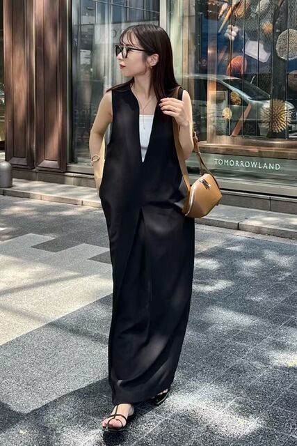 黒のワンピースの女性