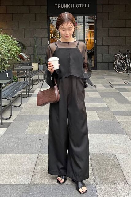黒のフォーマルウェアの女性