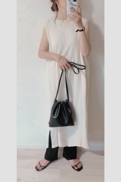 白いワンピースの女性
