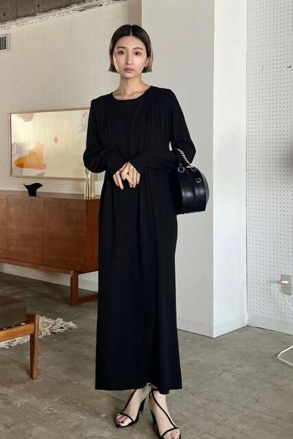 黒のワンピースの女性