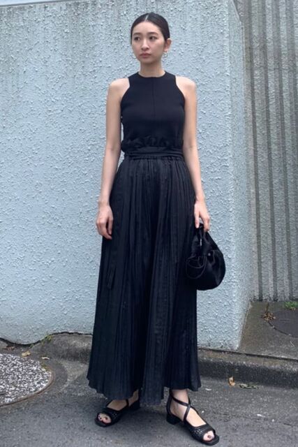 オールブラックコーデの女性