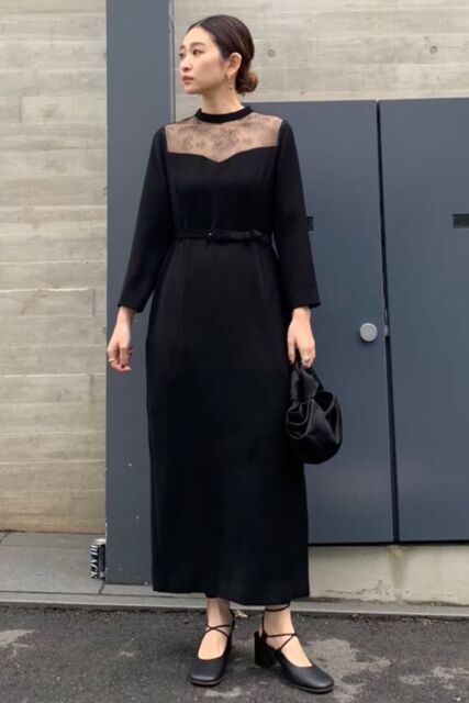 黒いドレスの女性