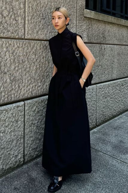 黒いワンピースの女性