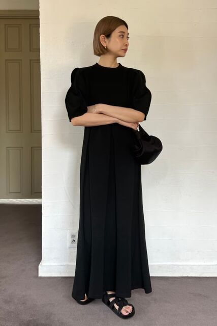 黒いワンピースの女性