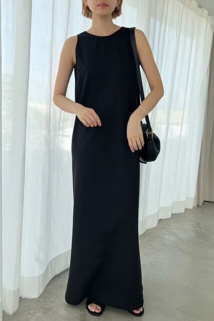 黒のワンピースの女性