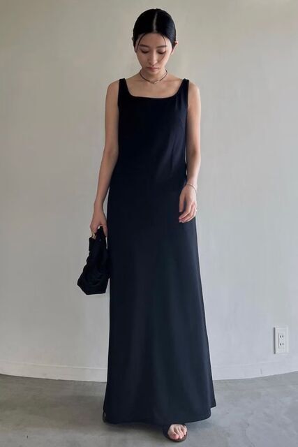 黒いワンピースの女性