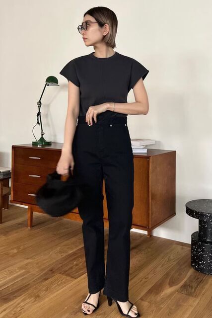 モノトーンコーデの女性
