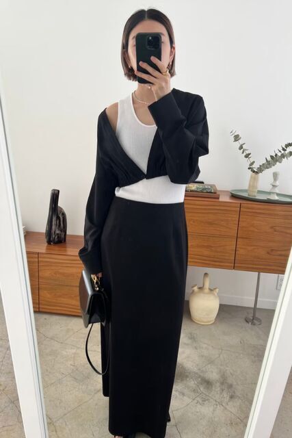 モノトーンコーデの女性