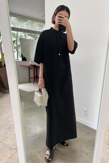 黒のワンピースの女性