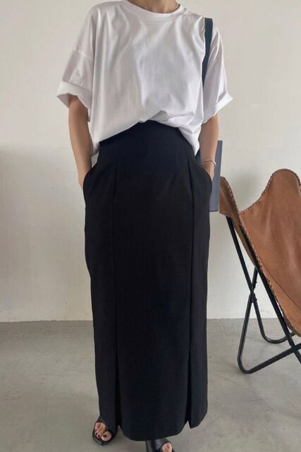 白いTシャツの女性