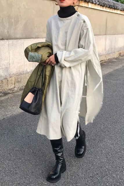 ワンピースの女性