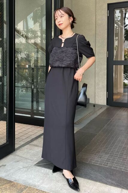 黒のオケージョンドレスの女性
