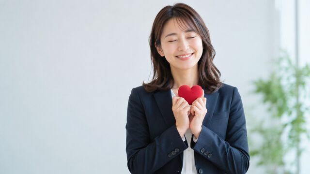 小さな幸せを持っている女性