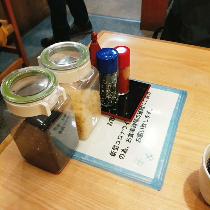 上野市駅前にある九菴という名前のうどん屋の内装