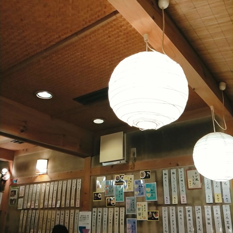 上野市駅前にある九菴という名前のうどん屋の内装