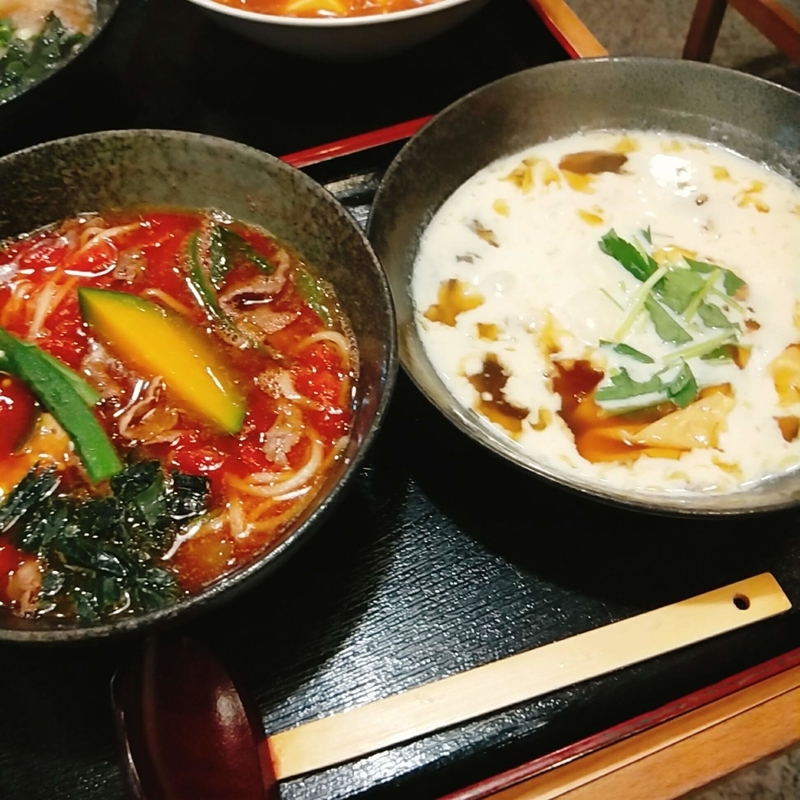 上野市駅前にある九菴という名前のうどん屋のあわせうどん