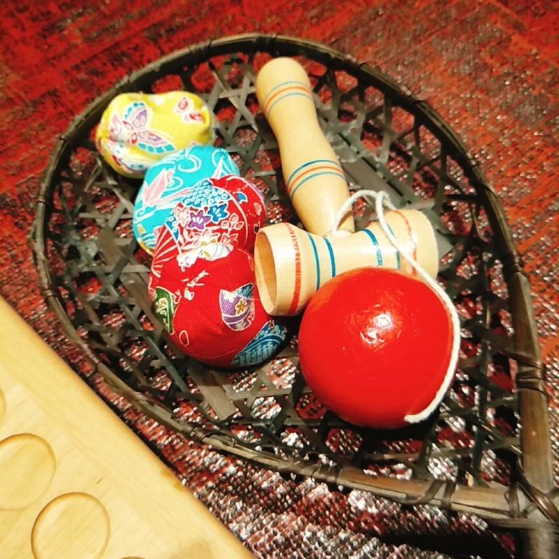 八坂ゆとねのラウンジに置いてあったけん玉とお手玉