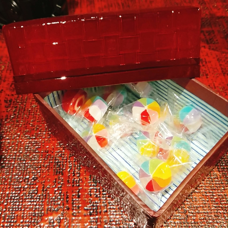 八坂ゆとねのラウンジに置いてあったカラフルなキャンディ