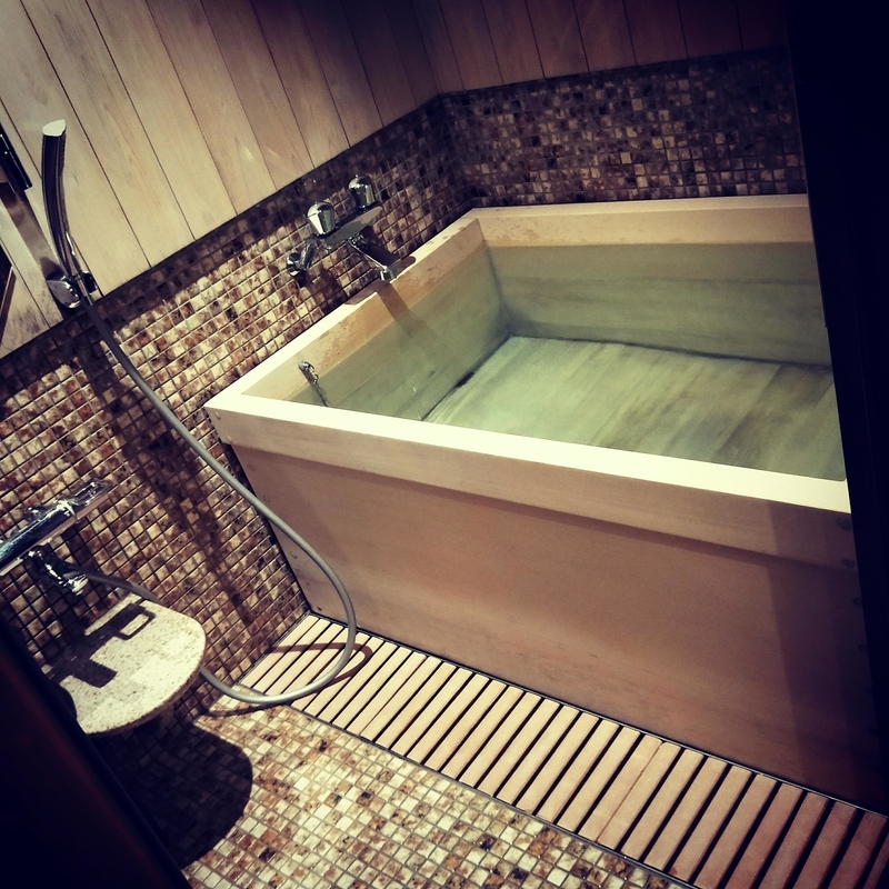 八坂ゆとねの部屋にある檜風呂