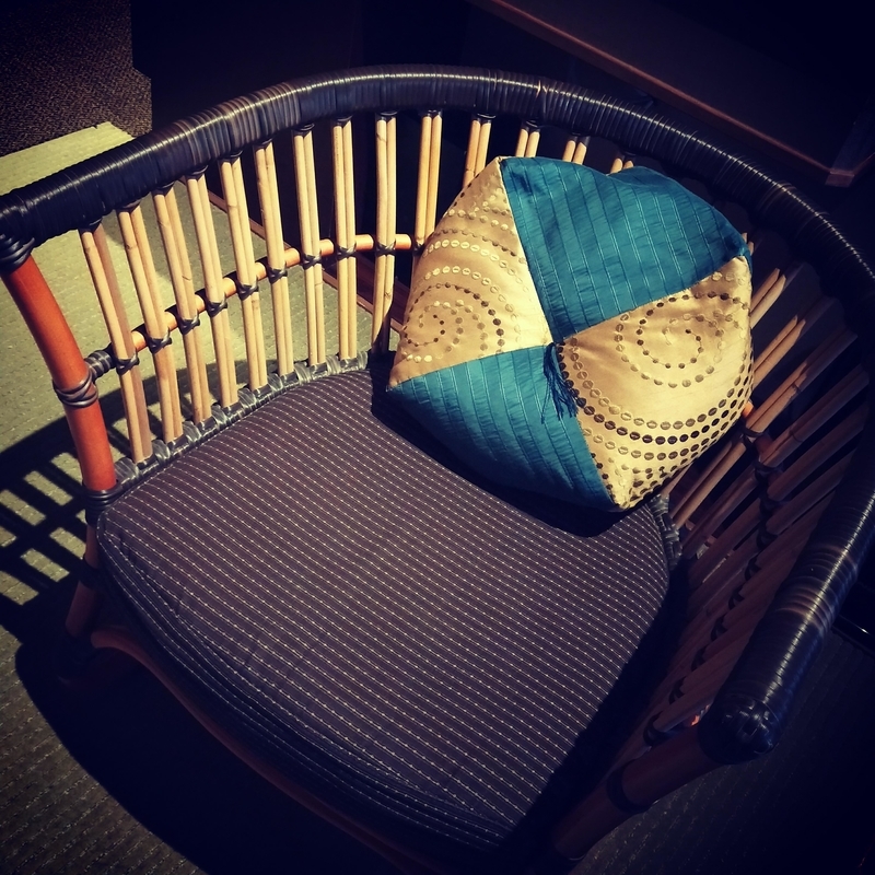 八坂ゆとねの群青という名前の部屋にあった椅子