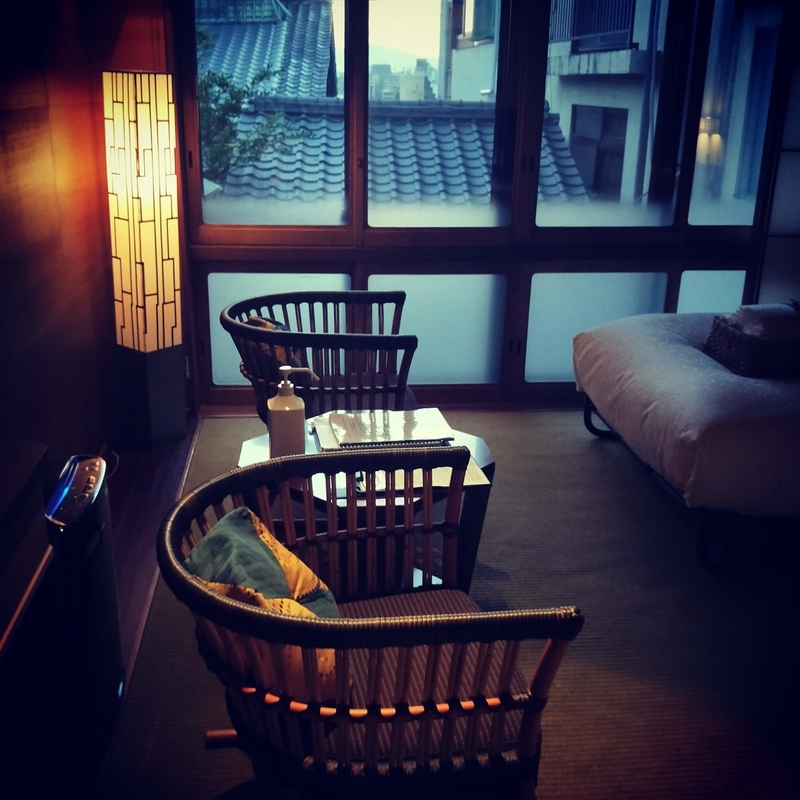 八坂ゆとねの群青という名前の部屋にあった椅子