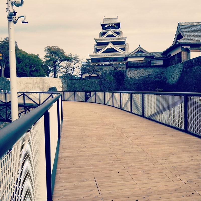 kumamoto-castle 熊本城の復旧工事の様子を見学するための見学通路