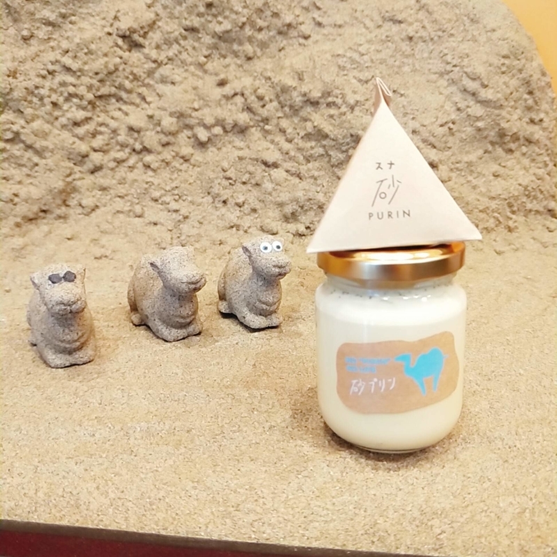 鳥取砂丘の近くにあるTotto PURINという砂プリンを販売しているお店のらくだの置物が置かれたフォトスポットでのインスタ映え写真