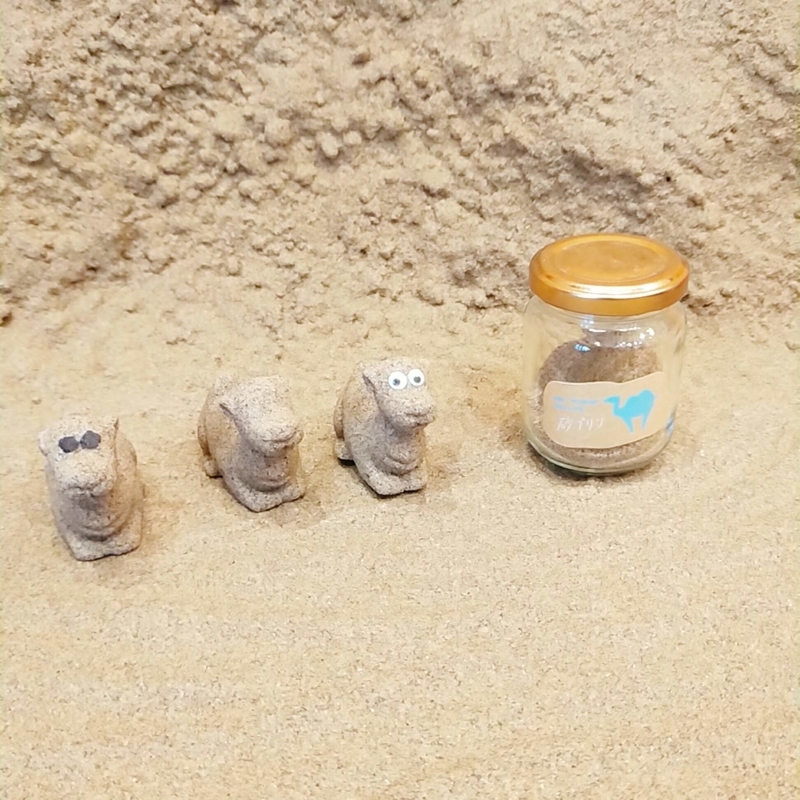 鳥取砂丘の近くにあるTotto PURINという砂プリンを販売しているお店のらくだの置物が置かれたフォトスポット