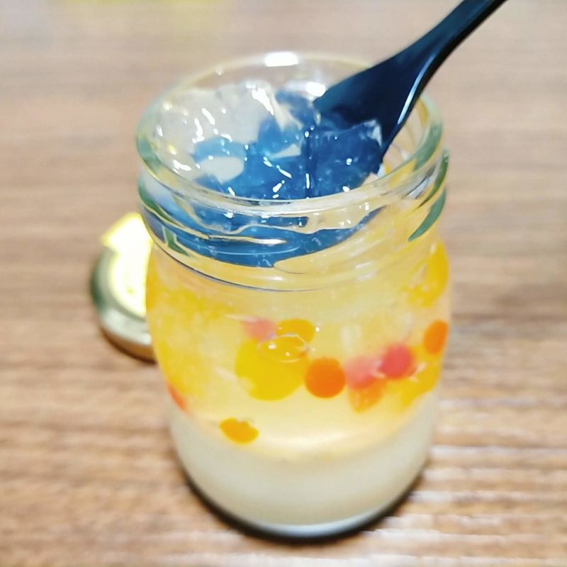 八坂プリンを食べているところ