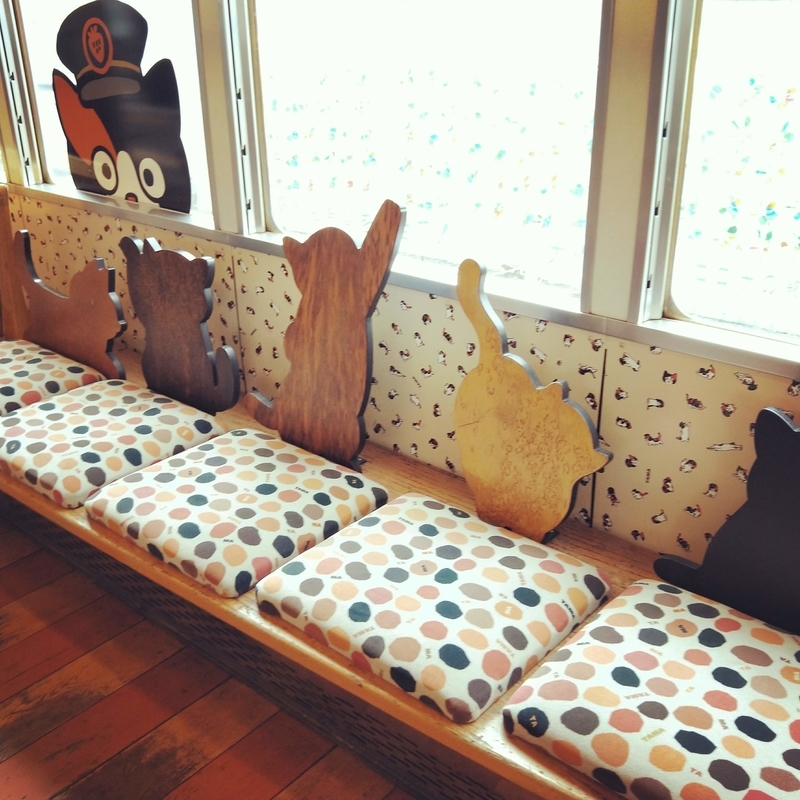 和歌山電鐵のたま電車の背もたれが猫の形の座席の椅子