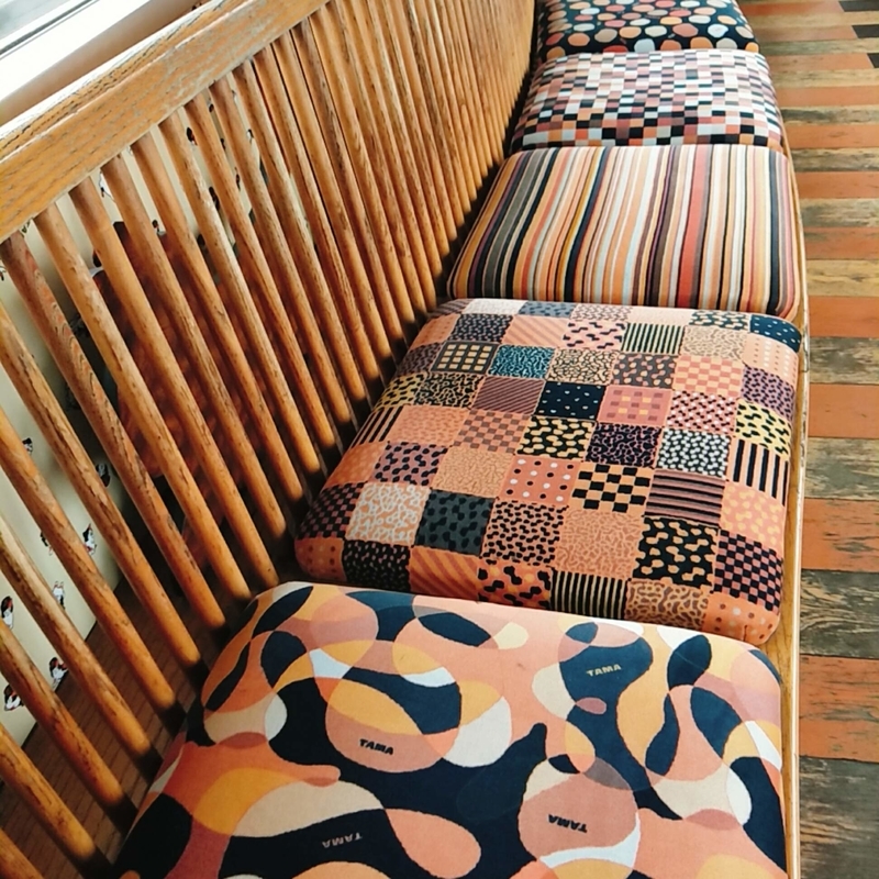 和歌山電鐵のたま電車のバラエティに富んだ座席の椅子