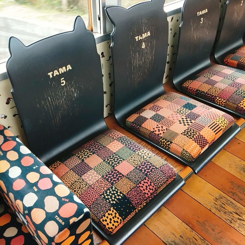 和歌山電鐵のたま電車の背もたれが猫の形の座席の椅子