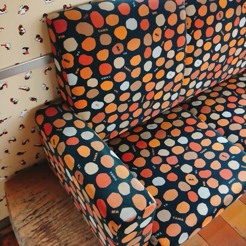 和歌山電鐵のたま電車のドット柄の座席の椅子