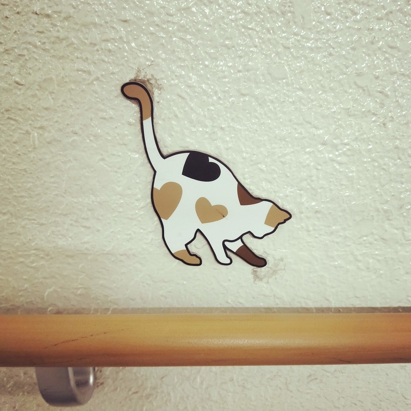 和歌山電鐵の和歌山駅のホームまで続く道に装飾されているハートの柄の猫