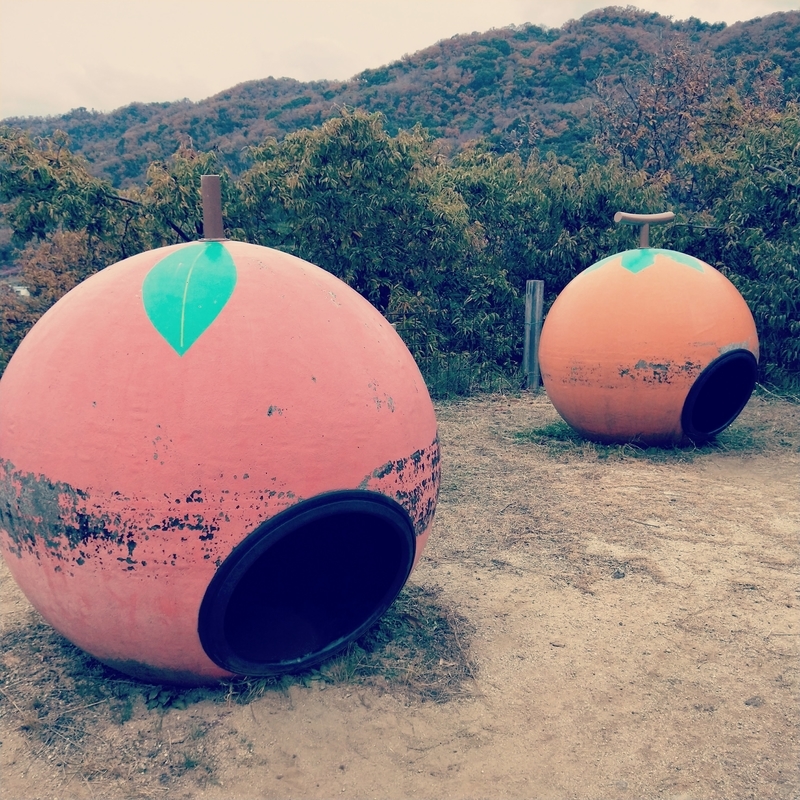 フードハンターパークのある道の駅四季の郷公園の果物の形をした遊具