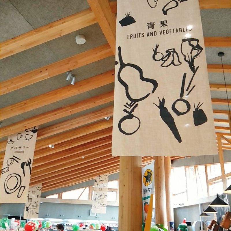 フードハンターパークの水の市場の内観