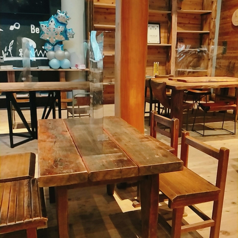 フードハンターパークの火の食堂内にある椅子と机