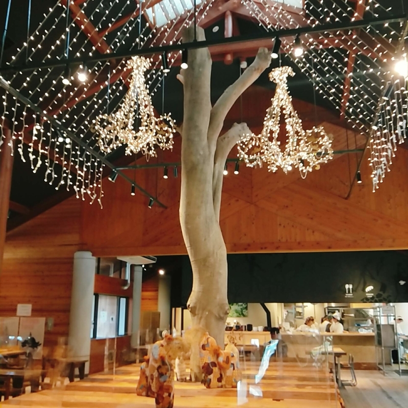 フードハンターパークの火の食堂にあった大木が立てられたダイニングテーブル