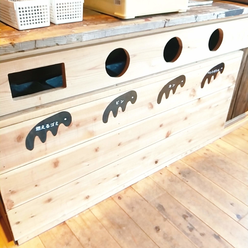 フードハンターパークの火の食堂内にあるゴミ箱