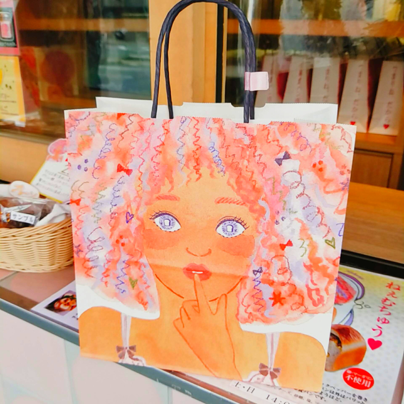 「つまりね。だから」という名前の高級食パン店の紙袋