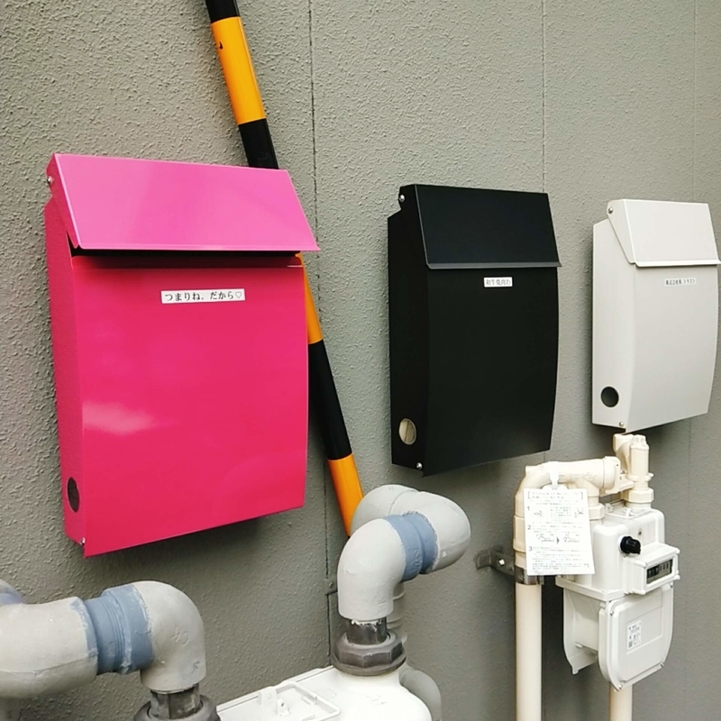 「つまりね。だから」という名前の高級食パン店のピンク色の郵便受け