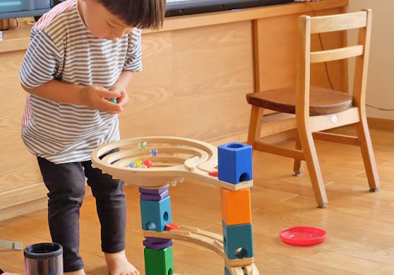 クアドリラ　Quadrilla 102pcs＋98ビー玉 クアドリラ（ビー玉転がし） ボーネルンド オンラインショップ。世界中