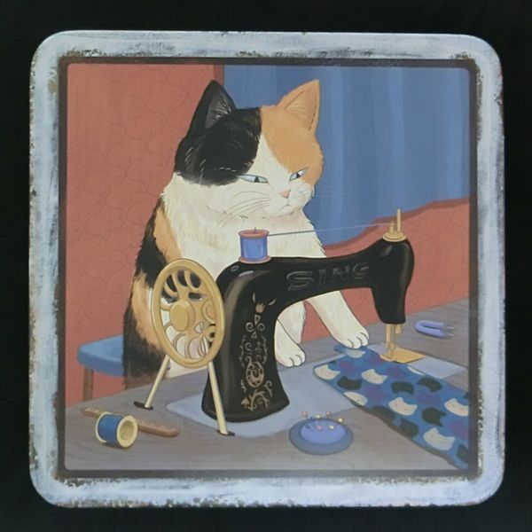KALDIのレトロねこスクエア缶（2025）がミシンかけてる～