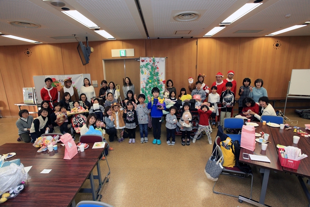 集まったみなさんで記念撮影。少し早いクリスマスの思い出に。