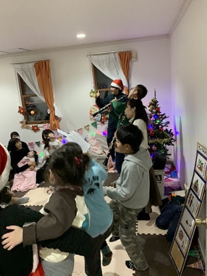 子どもたちも足踏みしたり踊ったり